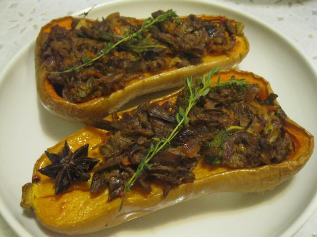Запеченная тыква с мясным рагу