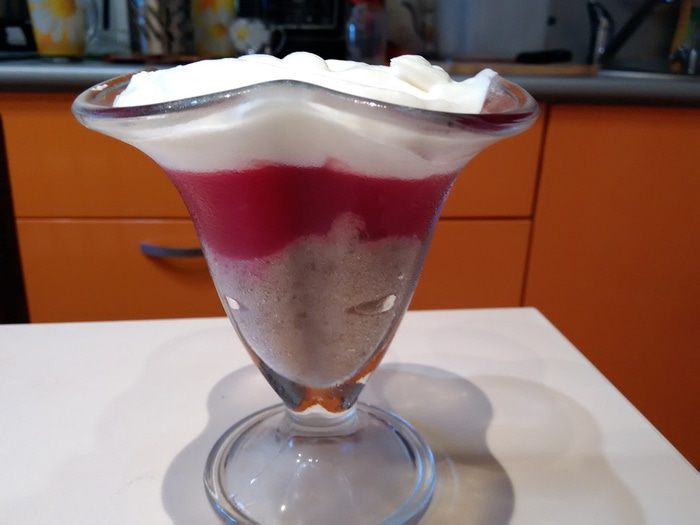 Десерт из бананового смузи и киселя