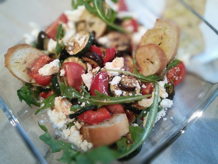 Хлебный салат с антипасти и фетой 