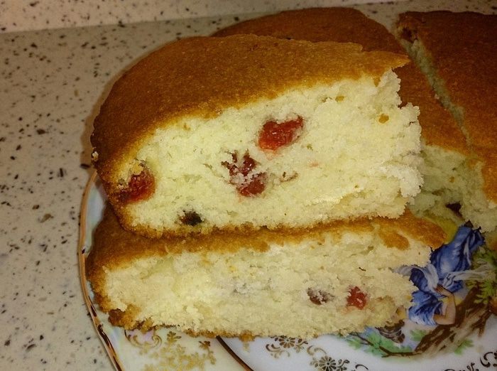 Пирог с вялеными ягодами на кефире