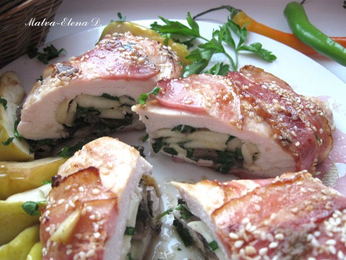 Куриное филе, фаршированное зеленым яблоком и грибами    