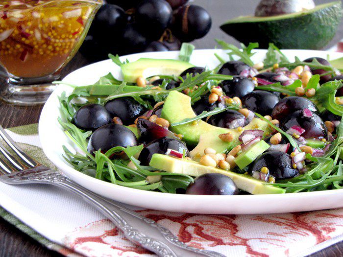 Салат с авокадо и черным виноградом