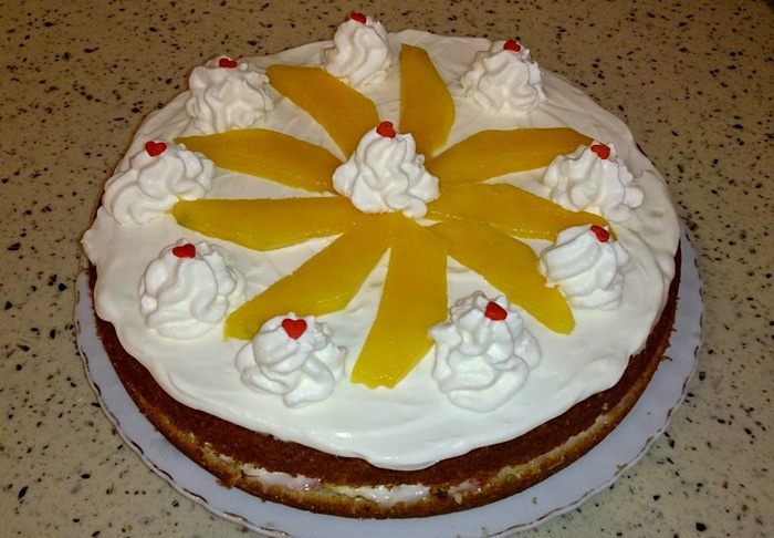 Бисквит с манго и сливками