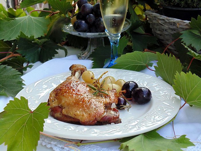 Утка с пряным виноградом