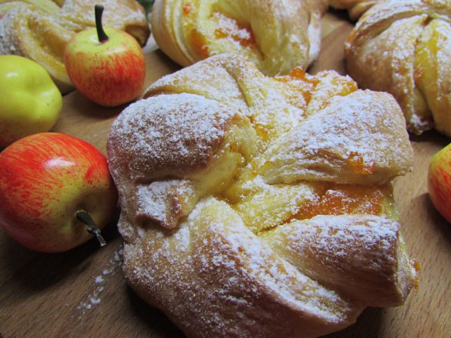 Булочки с абрикосовым джемом