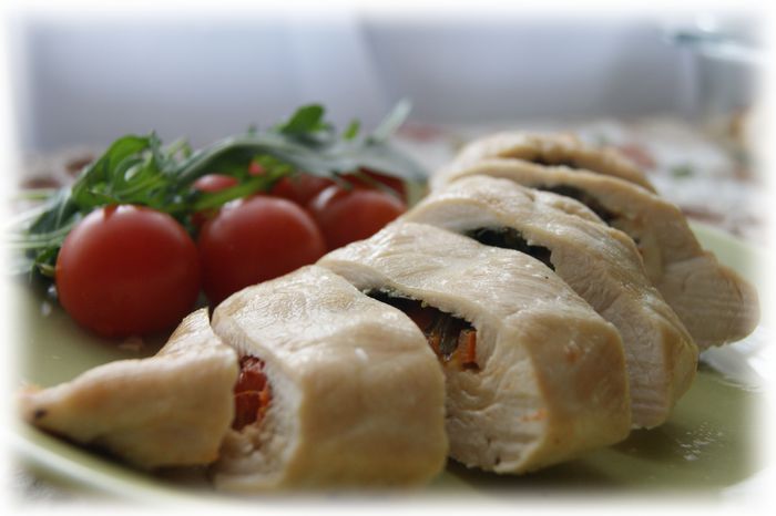 Куриная грудка фаршированная руколой, черри и моцареллой