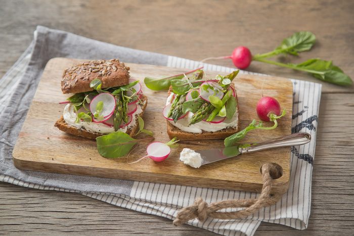 Шведские хлебцы со сливочным сыром, спаржей и редисом