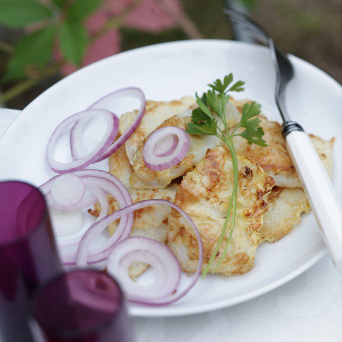 Кальмары с яйцом и розовым луком