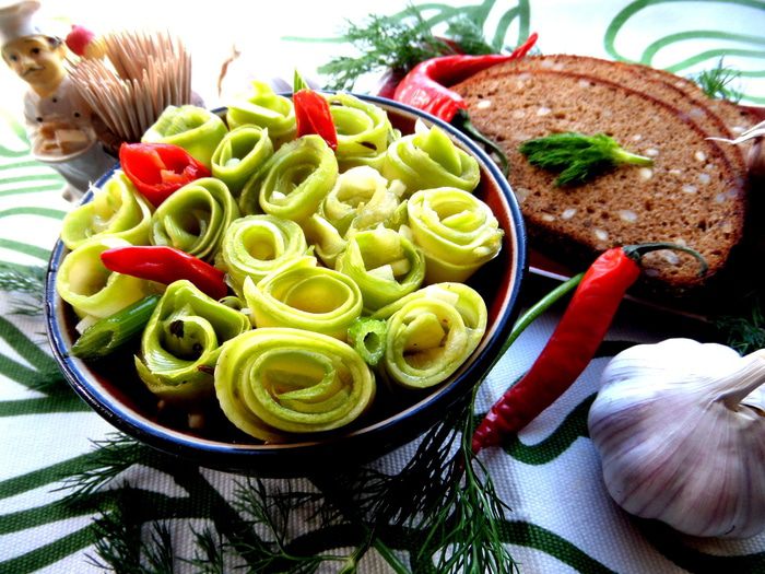 Маринованные роллы из молодых кабачков