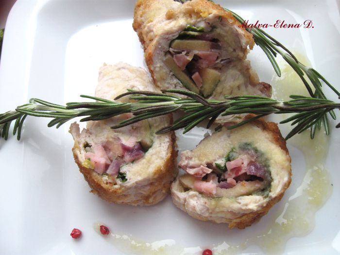 Свинина с розмарином, шпинатом и айвовым соусом 