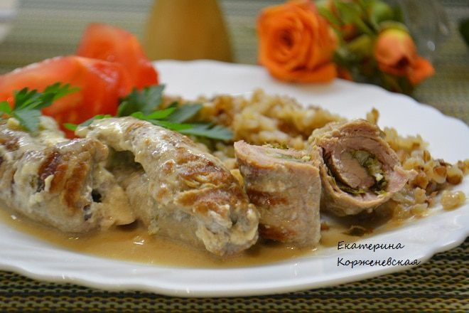 Крученики с зеленью и чесноком в сливочном соусе