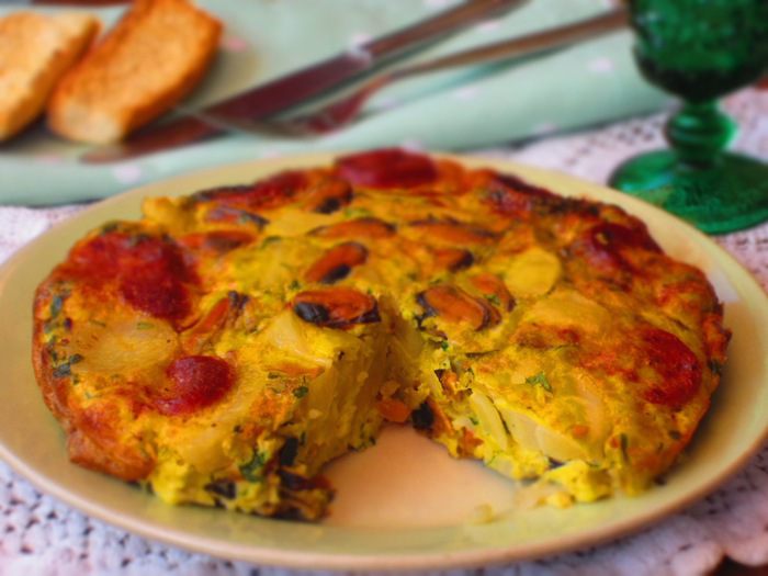 Фриттата с картофелем, мидиями и чоризо 