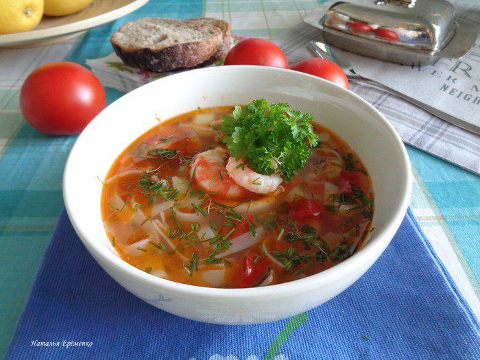 Средиземноморский суп с морепродуктами, рыбой и рисовой лапшой
