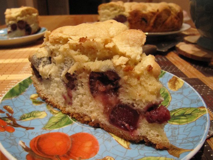 Шарлотка с черешней