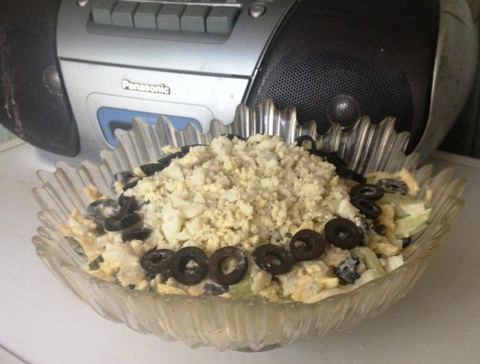 Салат с оливками и огурцом