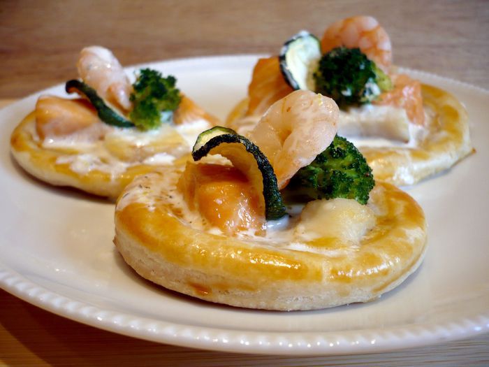 Рыбные тарталетки из слоеного теста на скорую руку