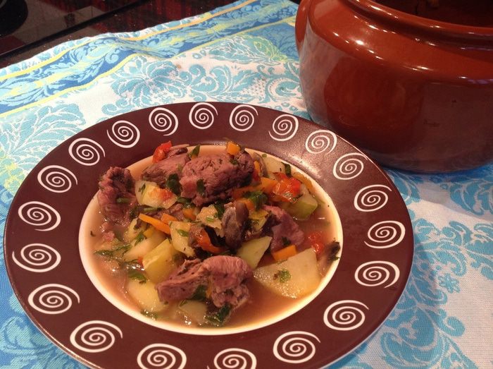 Говядина тушеная с овощами в горшочке