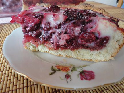 Вишневый пирог со сливочной глазурью