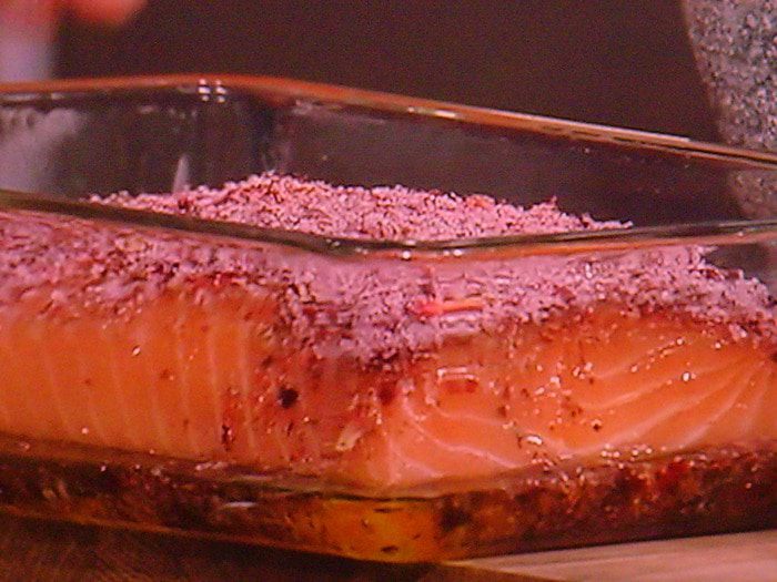 Лосось, засоленный в листьях чая каркаде