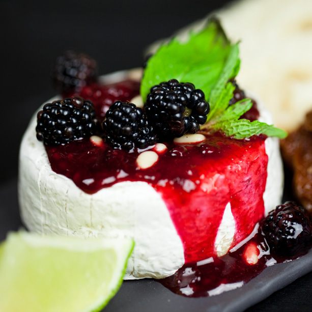 Запечённый камамбер с ежевикой