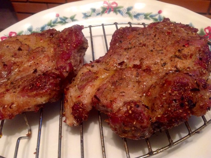 Свиной стейк на решетке