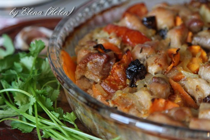 Свинина, запеченная с овощами и черносливом