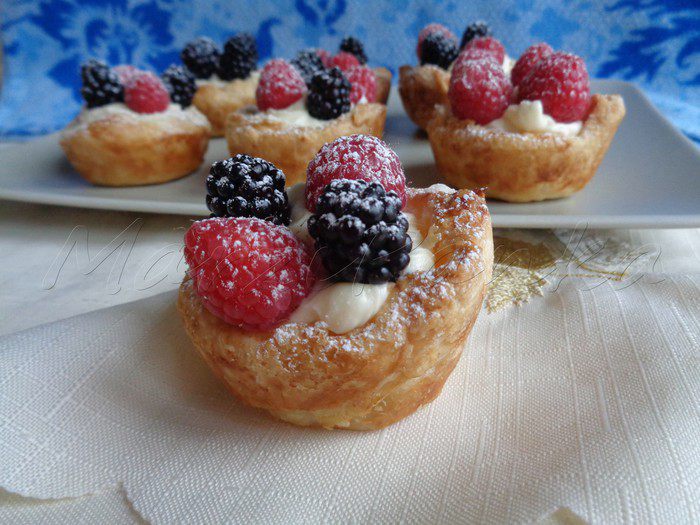 Ягодное лукошко из карамелизированного слоеного теста
