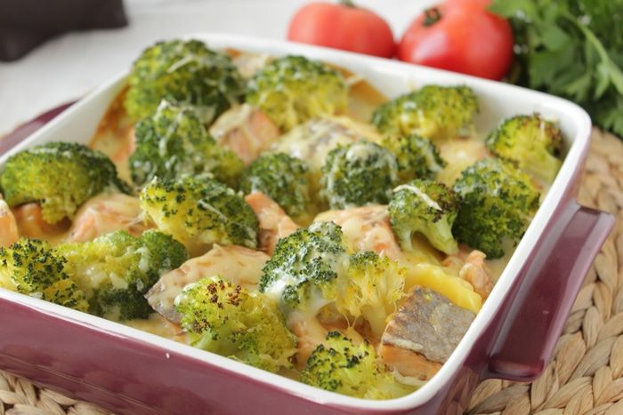 Запеканка с форелью и брокколи