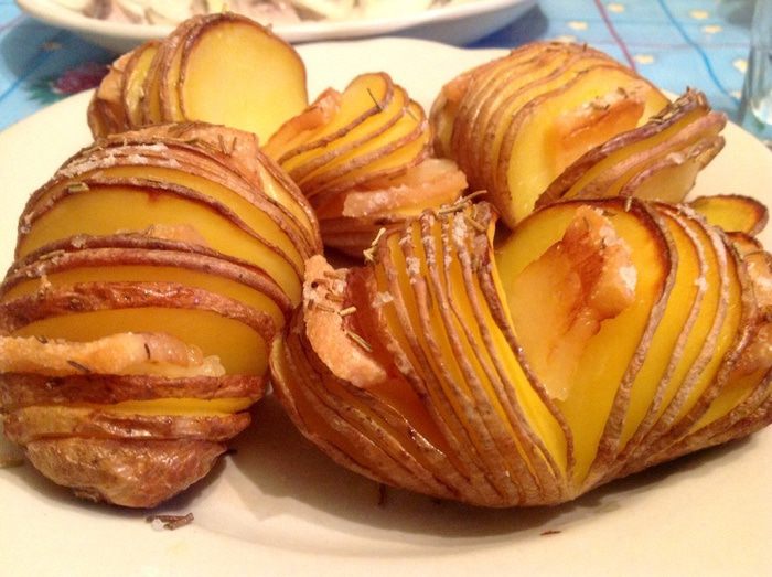 Запеченная картошка с салом и розмарином