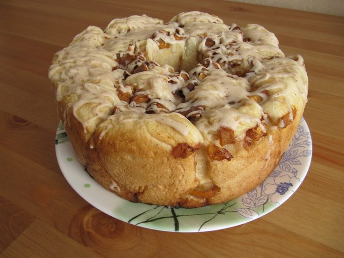 Сдобный хлеб с персиком и карамелью