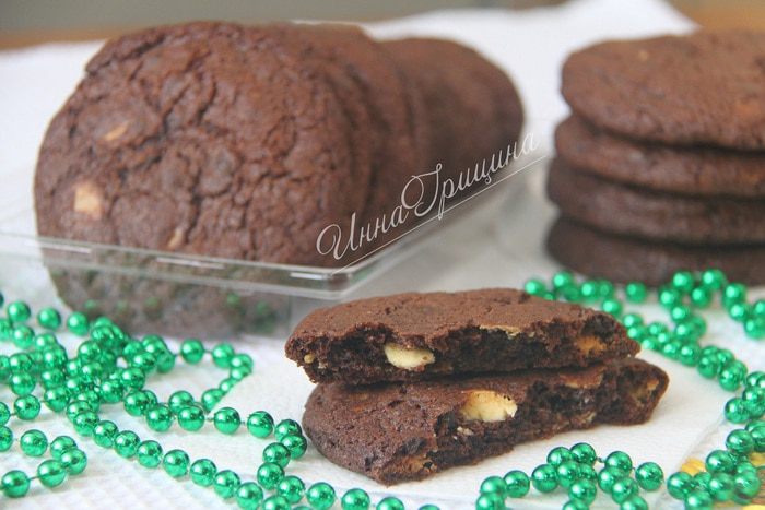 Шоколадное печенье с белыми и тёмными шоколадными каплями