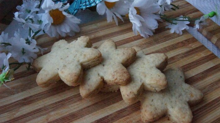 Рассыпчатое печенье с ромашкой и лимоном