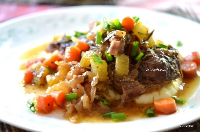 Тушеная говяжья голень