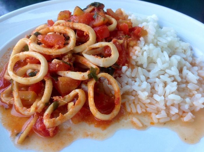 Кальмары со свежим имбирем в томатах