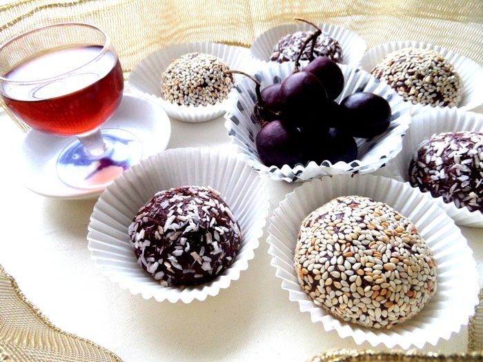 Шоколадные пирожные с фруктами