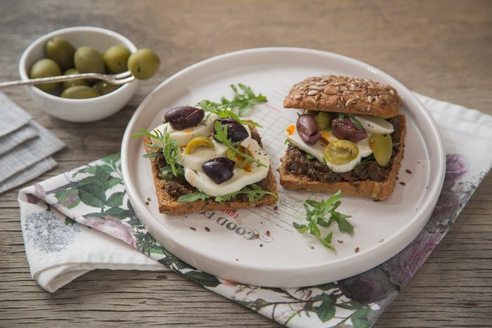 Шведские хлебцы с моцареллой и соусом из маслин