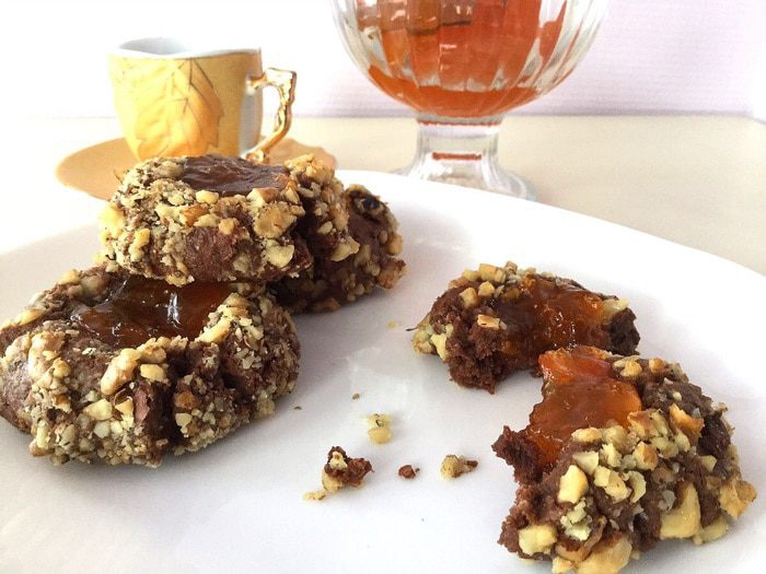 Шоколадное печенье с орехами и джемом