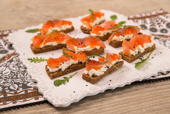 Канапе с копчёной форелью и творожным сыром
