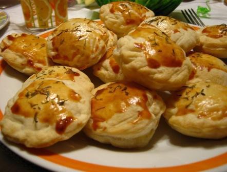 Пикантные слоеные пирожки с форелью и творогом