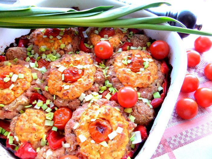 Котлетки на баклажане под сыром, с томатом