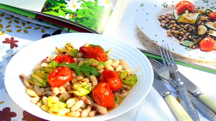 Фасоль с цукини и помидорами черри