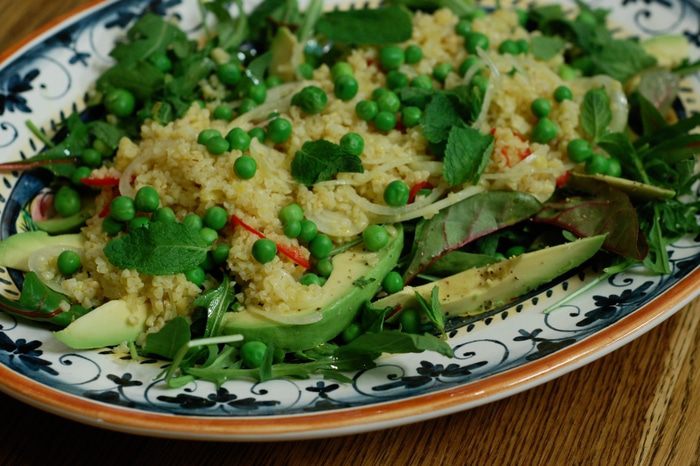 Салат с булгуром, зеленым горошком и мятой