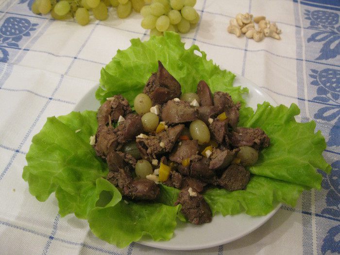 Теплый салат с куриной печенью и виноградом 