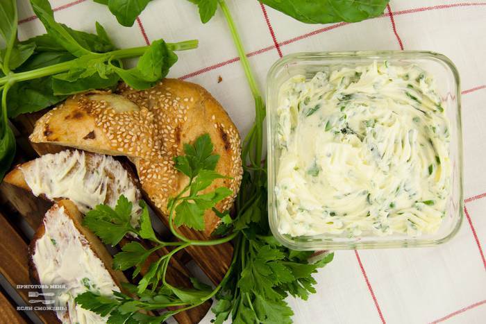 Пряное масло с травами и чесноком