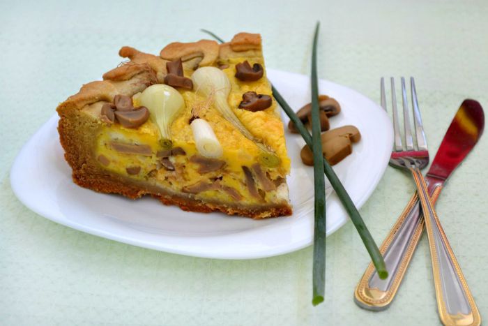 Пирог с молодым луком и грибами
