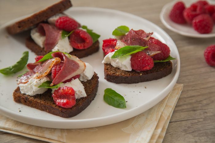 Сэндвич с утиной грудкой и малиной