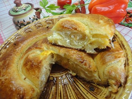 Слоеный пирог с брынзой