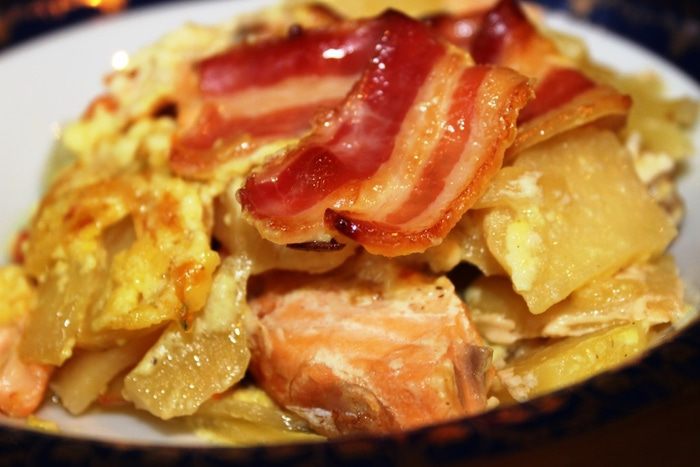 Жаркое с семгой и беконом в горшочке