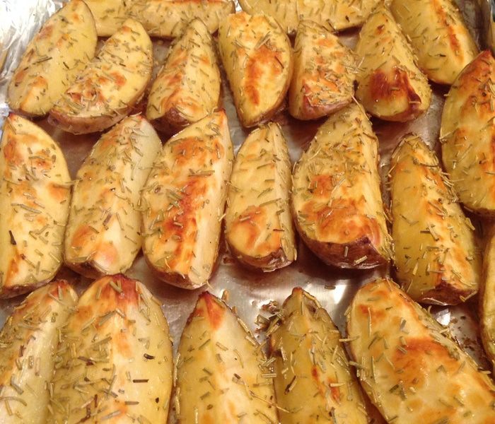 Картофель с чесноком и розмарином