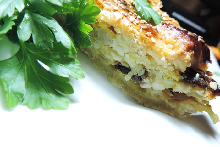 Сырно-луковый пирог с грибами